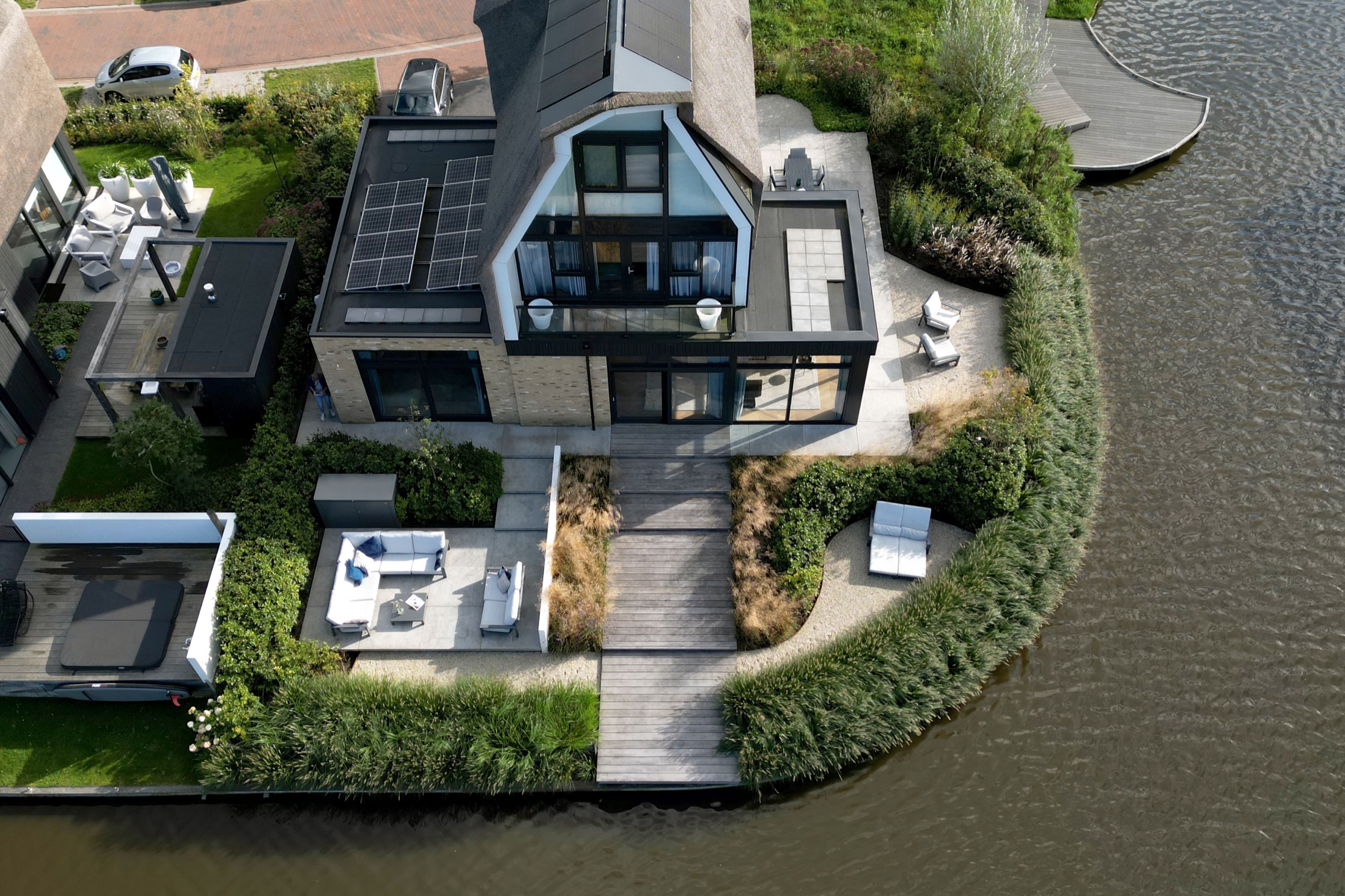 Luchtbeeld van een tuin aan het water