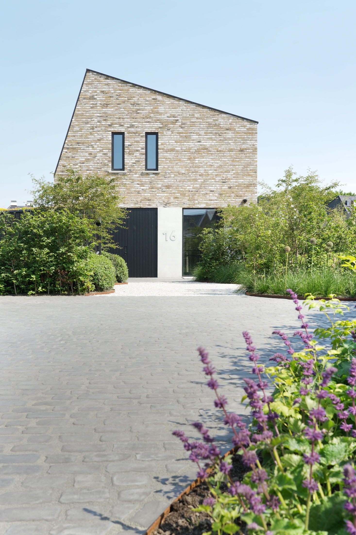 Weelderige voortuin rondom moderne architectuur