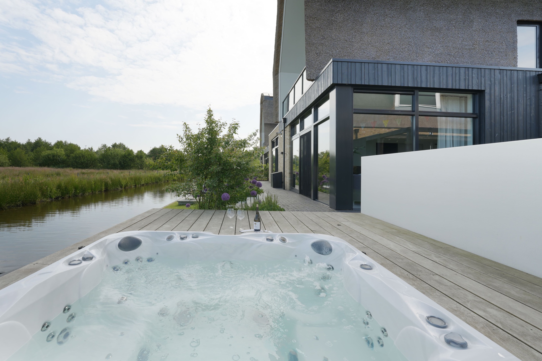 Wellnessterras aan het water