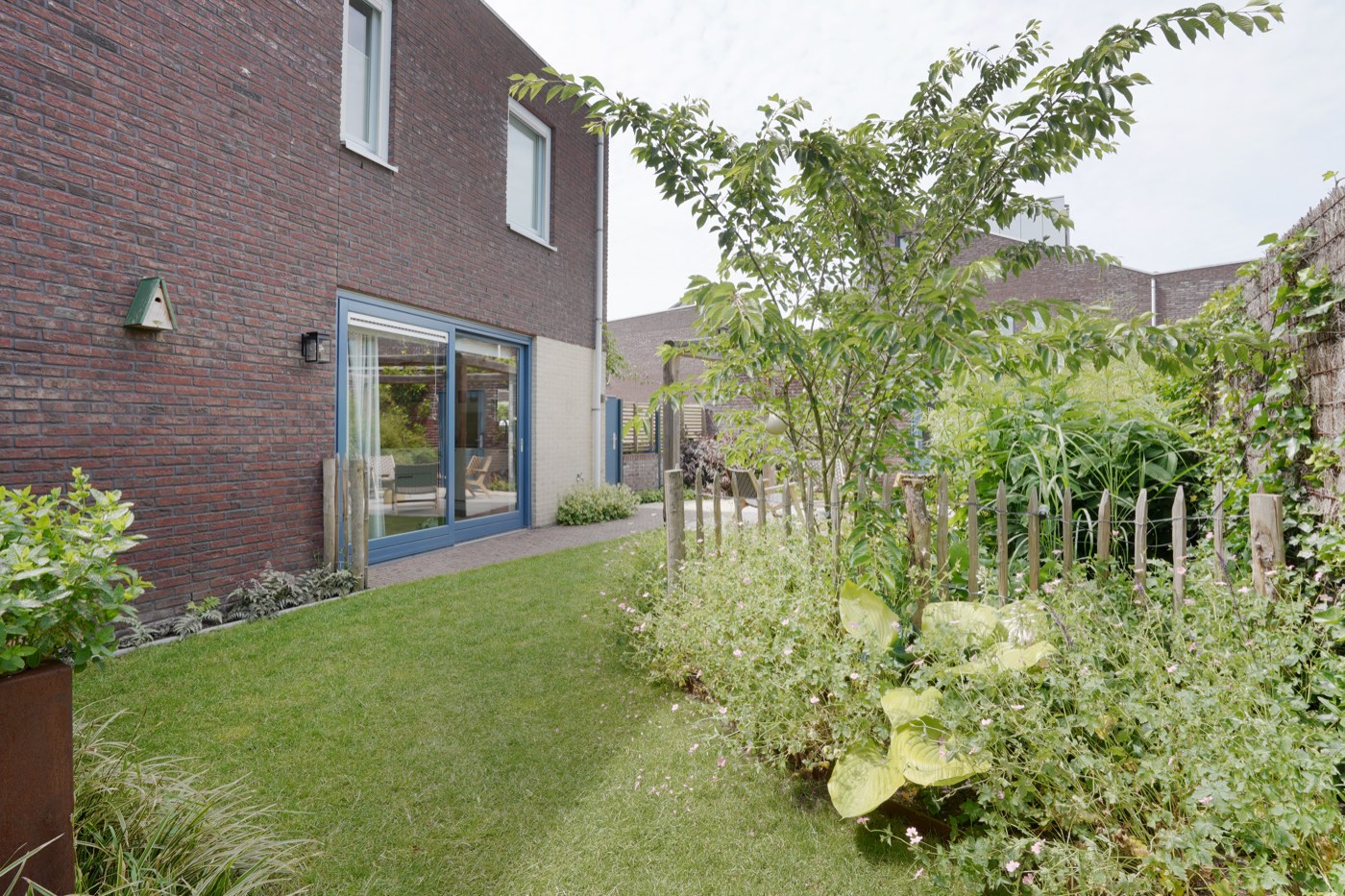 Groene tuin aan het water in Amersfoort