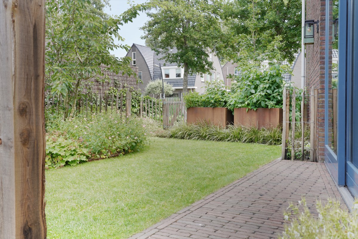 Groene tuin aan het water in Amersfoort, beeld 2