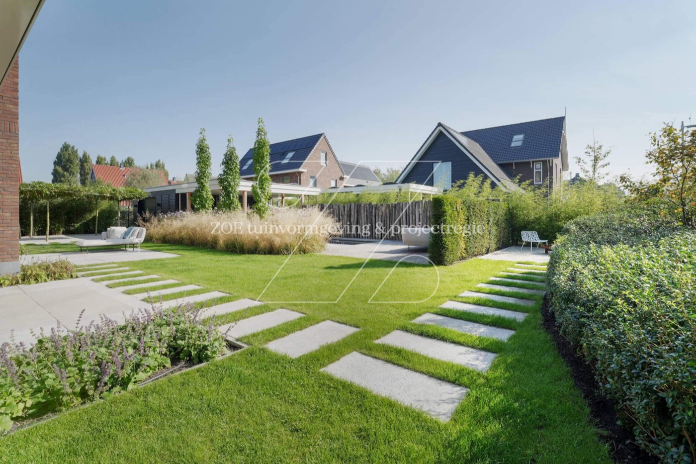 Groene villatuin met zwembad in Utrecht