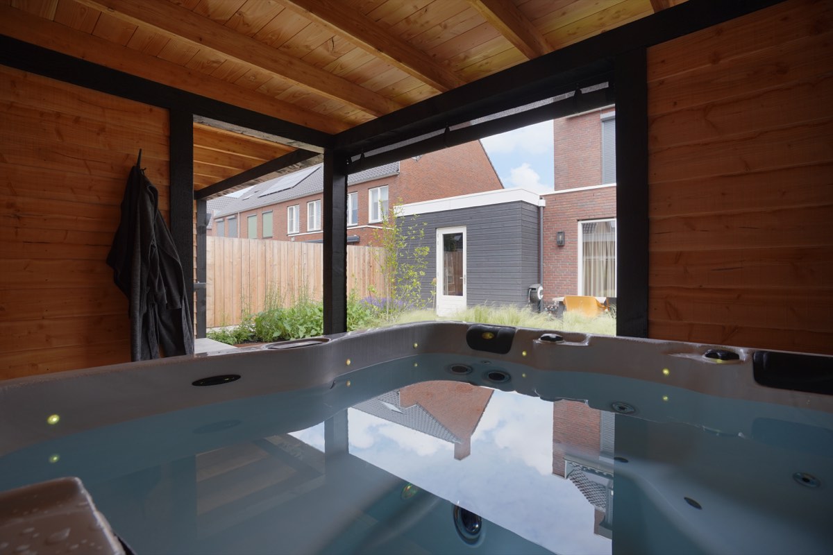 Leeftuin met jacuzzi in Zeewolde, beeld 2