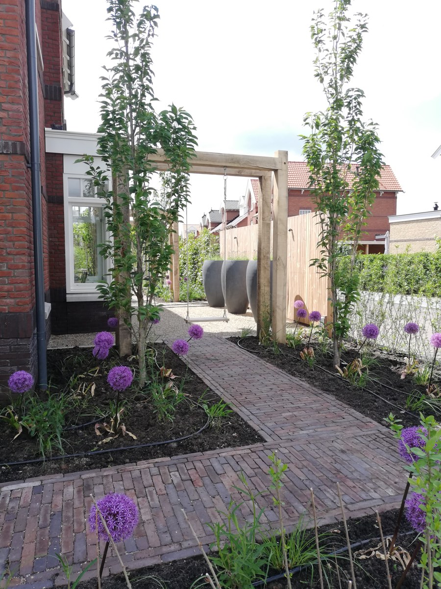 Moderne gezinstuin in Utrecht, beeld 2