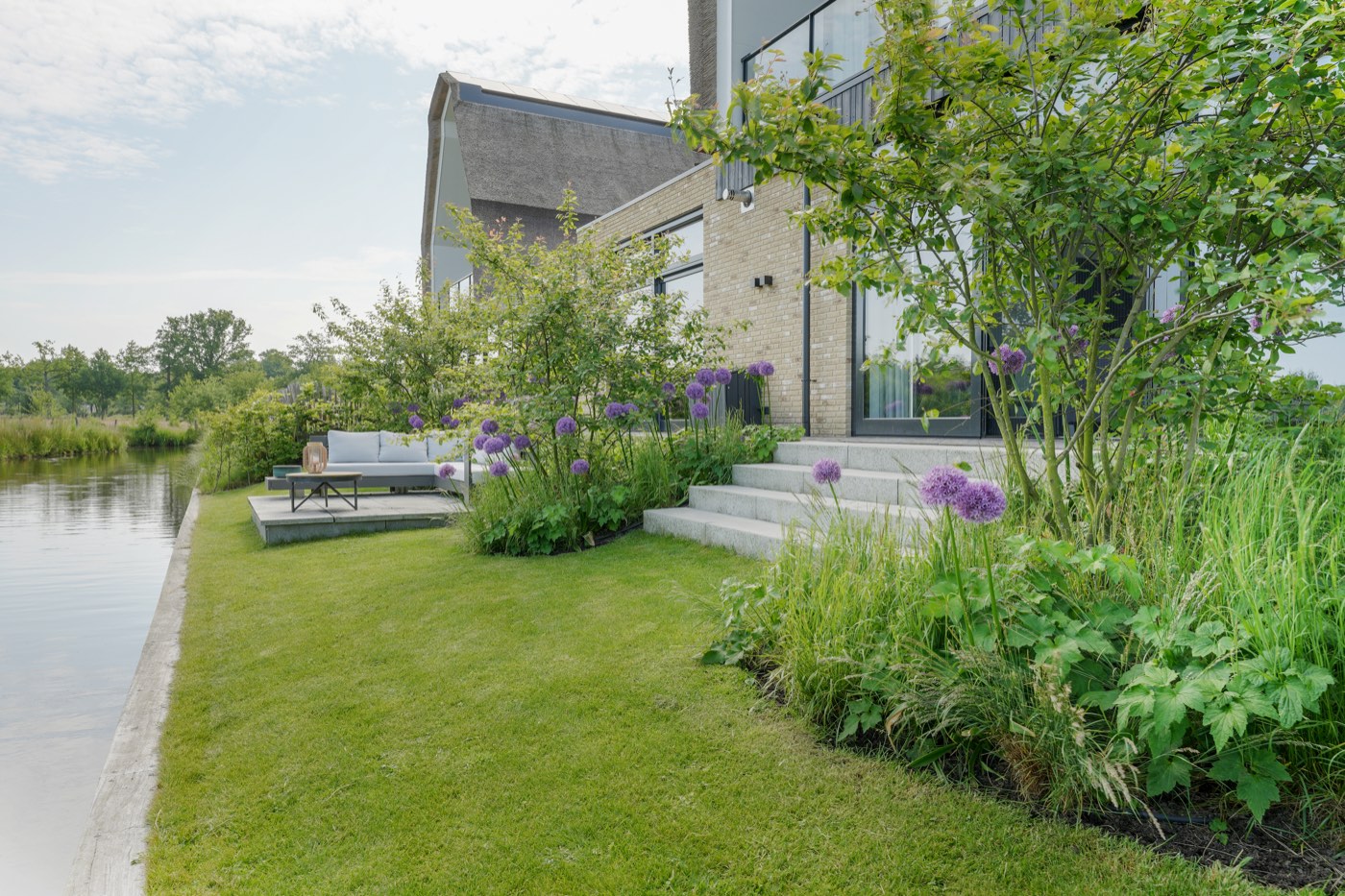Moderne leeftuin met jacuzzi in Hoevelaken
