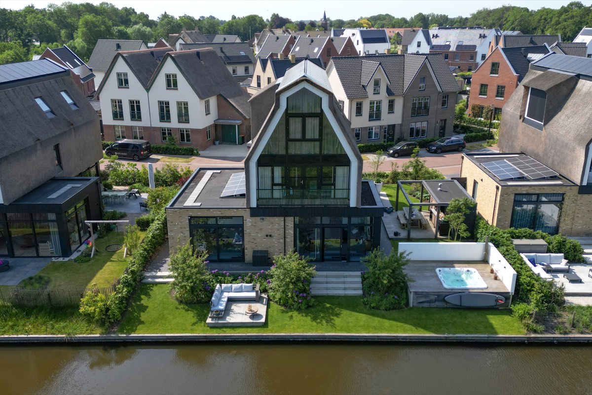 Moderne leeftuin met jacuzzi in Hoevelaken, beeld 2