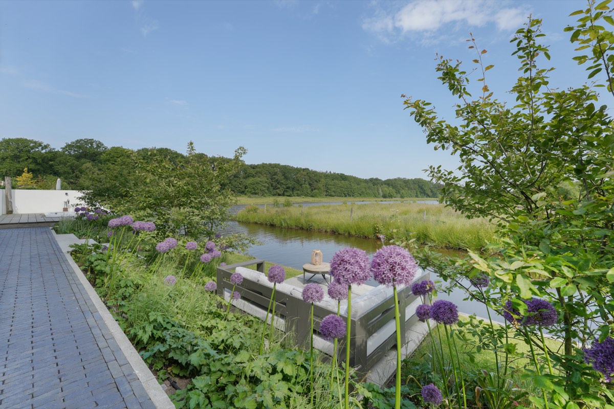 Moderne leeftuin met jacuzzi in Hoevelaken, beeld 3