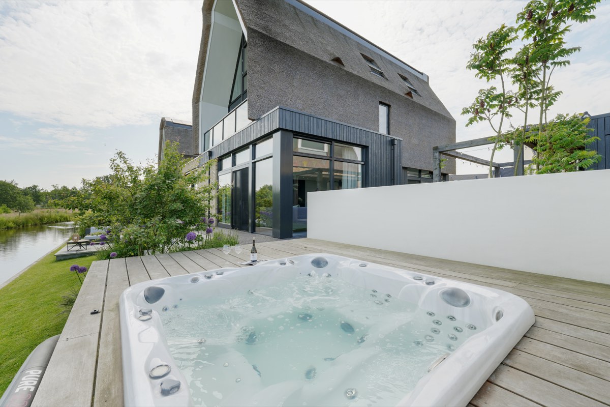 Moderne leeftuin met jacuzzi in Hoevelaken, beeld 4